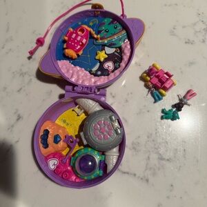 Polly Pocket Saturn Space Explorer Compact, 2 Micro Dolls & Accessories